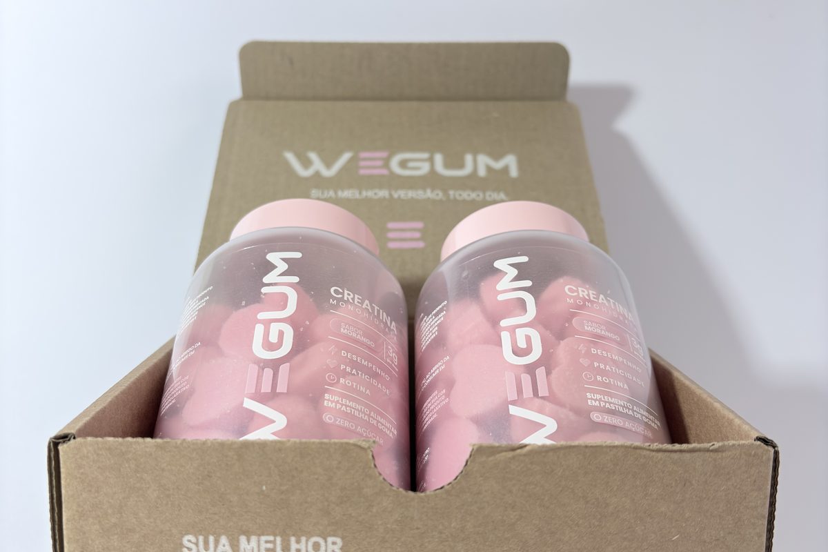 Caixa de envio WEGUM aberta, com dois potes dentro