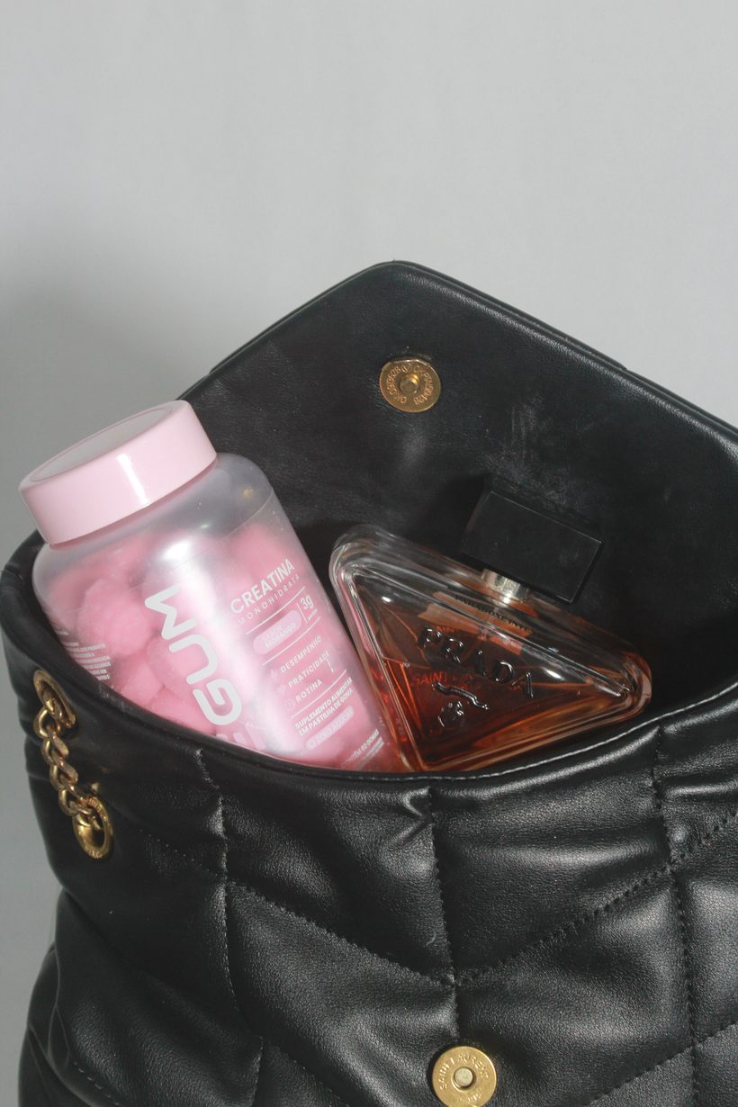 Pote de creatina em goma WEGUM dentro de uma bolsa